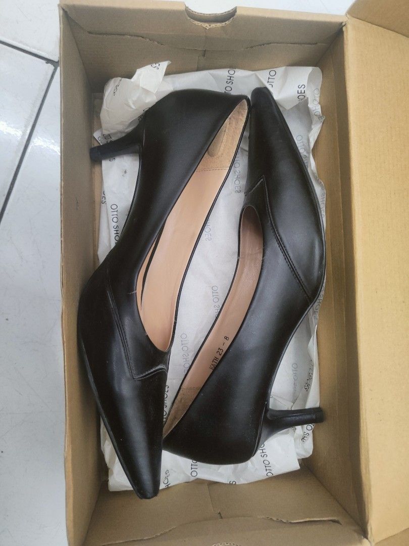 Otto Black Heels Size 8 (Category: Heels) located in Manila. Submitted by cabsclosetco (Listing ID 1466456285, Image 1). Description: Preloved 💗 - Brand: Otto - Original price: 1,200+ - Style: Pointed toe kitten heels with slip-on fit - Color: Classic black with nude branded inner sole - Size: US 8 (stamped on inner tag) - Inclusion: Original shoe box included - Condition: Excellent, ready for work or casual wear.