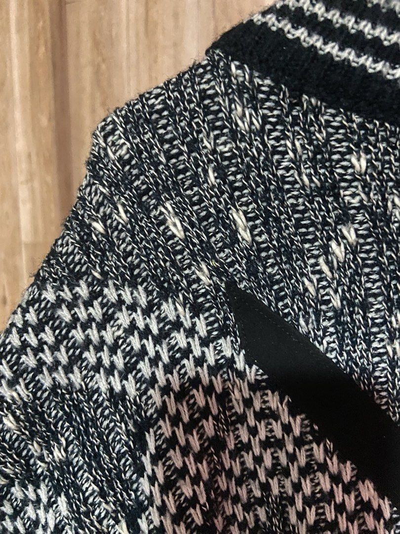Oversized Knitted Sweater (Category: Longsleeves) located in Angono. Submitted by peaichy (Listing ID 1466381615, Image 3). Description: Size: XL (Regular fit) - Material: Midweight knit fabric - Features: Ribbed collar and cuffs - Condition/Use: Great for layering in colder weather No stains .