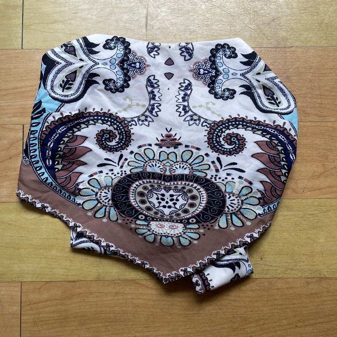 🤍 white hanky hem top! (Category: Sleeveless) located in Mandaluyong City. Submitted by summahtohdaymnl (Listing ID 1466377784, Image 1). Description: - silky top in brown, black, white! - perfect 🤩 for summer! -super likey!! 💅🏽.