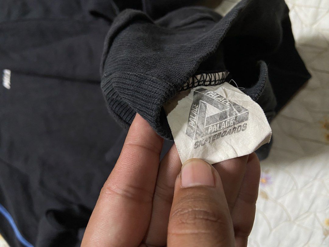 PALACE (Category: Hoodies) located in Salug. Submitted by bagdoi_finds (Listing ID 1466464679, Image 3). Description: .