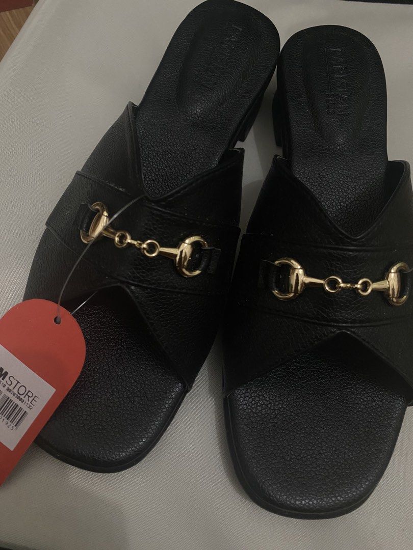 Parisian Footwear (Category: Heels) located in Alcala. Submitted by jowbelle1121 (Listing ID 1466457377, Image 1). Description: Brand New but no box 41 /10.