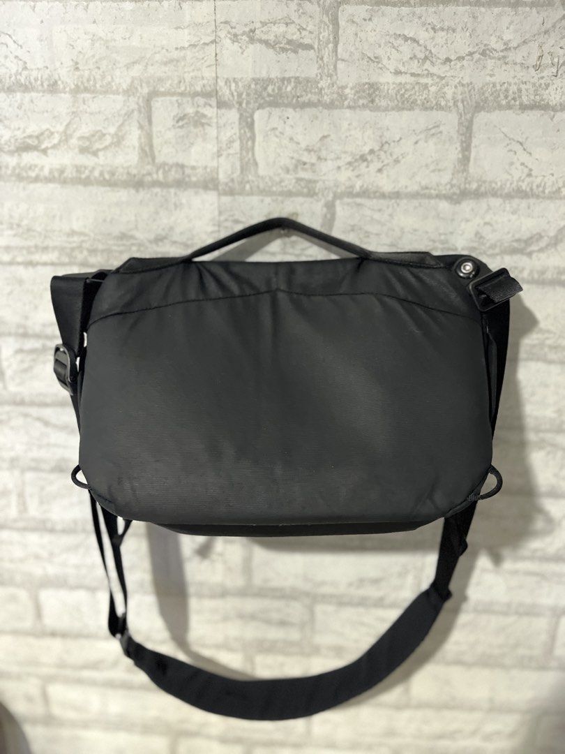 Peak Design Everyday Sling V2 for Black (Category: Camera Bags & Carriers) located in Pasig City. Submitted by Blue92 (Listing ID 1466380091, Image 2). Description: - Brand: Peak Design - Color: Black with grey interior lining - Style: Everyday sling bag - Features: Adjustable strap with signature hardware buckle, interior zippered pocket, front zippered pocket - Condition: Weather-resistant shell shows general surface wear along edges; minor fab
