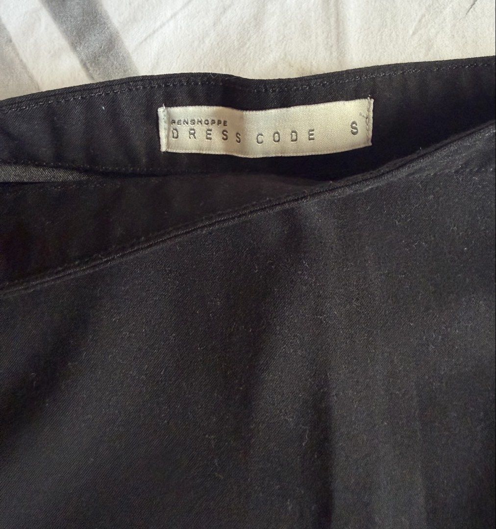 Penshoppe Dress Code Black Pencil Skirt (Category: Skirts) located in Quezon City. Submitted by tancloset6 (Listing ID 1466411231, Image 2). Description: .