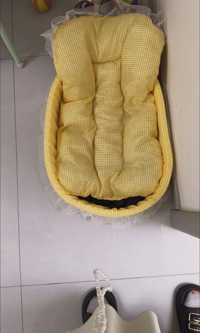 Pet Bed (Category: Homes & Other Pet Accessories) located in Quezon City. Submitted by tugeyds (Listing ID 1466485127, Image 2). Description: Available colors: Blue, Yellow.