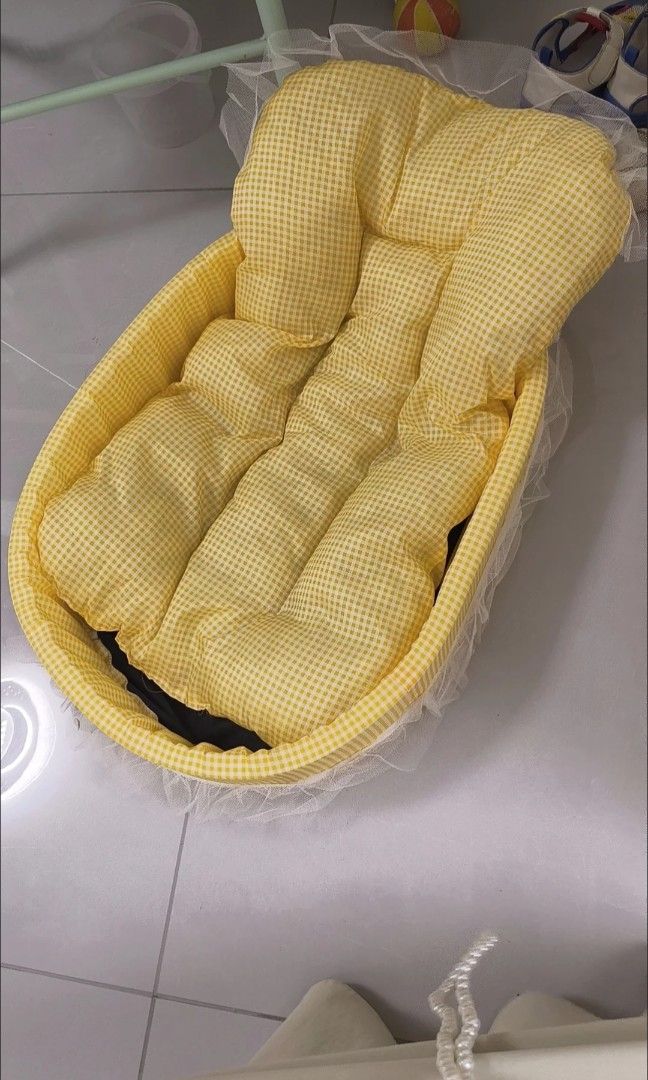 Pet Bed (Category: Homes & Other Pet Accessories) located in Quezon City. Submitted by tugeyds (Listing ID 1466485127, Image 1). Description: Available colors: Blue, Yellow.