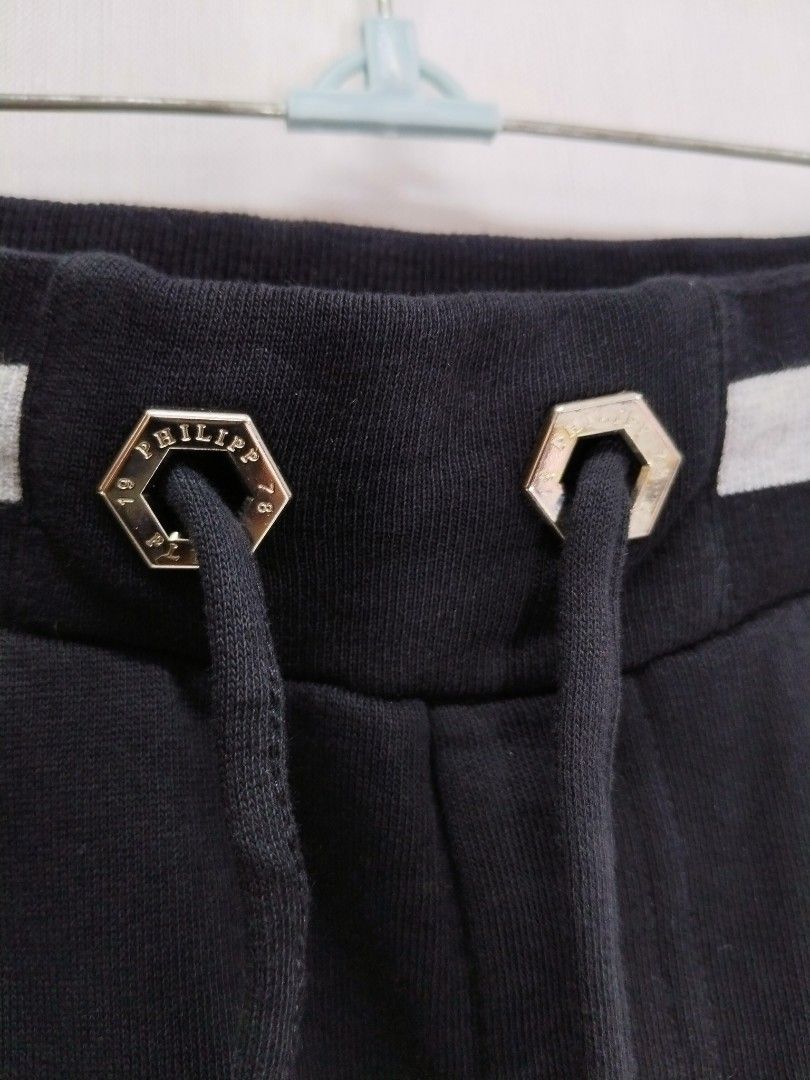 Philipp Plein Skull Joggers Black Size 32-34 (Category: Joggers) located in Davao. Submitted by Mac_koyz (Listing ID 1466447461, Image 3). Description: - Brand: Philipp Plein - Color: Black - Size: 32-34 (Length: 39 inches) - Design: Big crystal skull graphic on front leg with bold white brand lettering - Details: Ribbed biker panels at the knees, striped elastic cuffs, and back skull logo patch (1978) - Hardware: Drawstring waist with custom hex