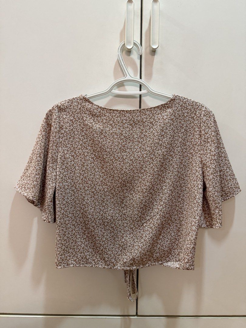 Pink floral printed ruched blouse (Category: Blouses) located in Quezon City. Submitted by hazpreloved (Listing ID 1466420648, Image 2). Description: Floral printed top with ruched design Bought in HK Free size, best fits Small Discounts for bulk orders Tags: shein, mango, pull & bear, h&m, cotton on.