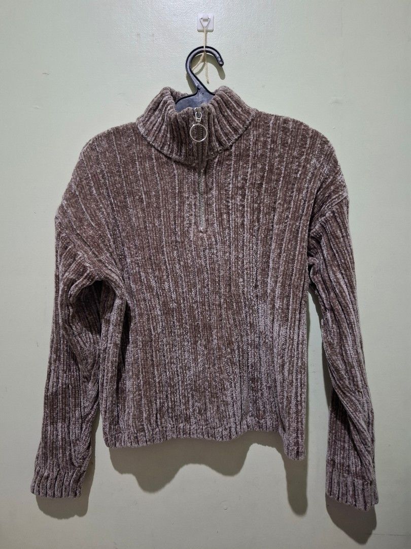 Pink Rose Brown Quarter Zip Mock Neck Cropped Pullover (Category: Coats, Jackets and Outerwear) located in Tuguegarao City. Submitted by potaetonim (Listing ID 1466468848, Image 1). Description: - Brand: Pink Rose - Size: XS - Color: Brown - Material: Soft ribbed - Style: Quarter-zip with round pull ring, mock neck, long sleeves - Condition: Great staple piece for cooler days .
