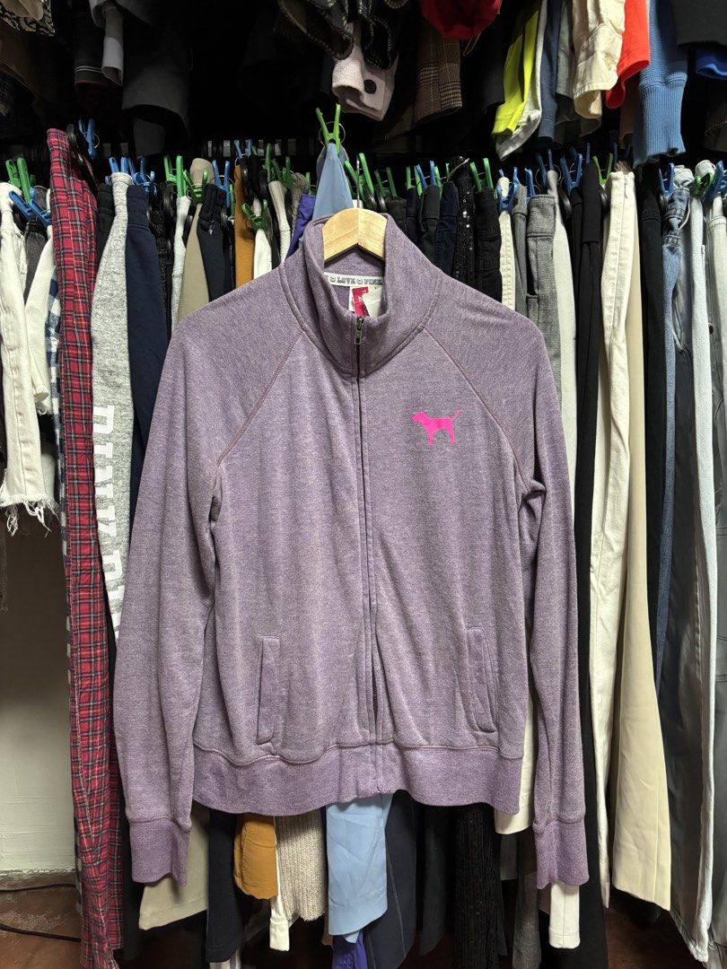 pink victoria's secret jacket (Category: Coats, Jackets and Outerwear) located in Pila. Submitted by isabelasthriftclothes (Listing ID 1466471775, Image 1). Description: .