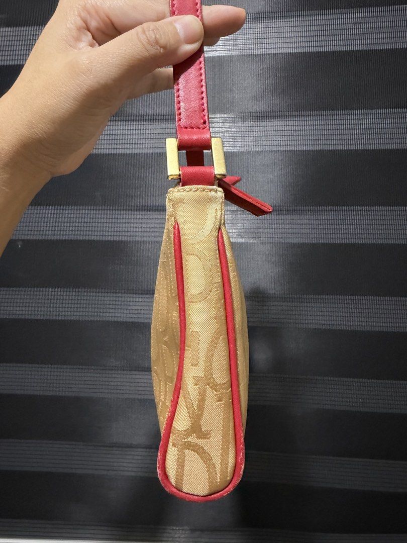 Pinky & Dianne (Category: Luxury Bags & Wallets) located in Tarlac. Submitted by rizasdeclutteringonline2 (Listing ID 1466492776, Image 3). Description: Pinky&Dianne Baguette Monogram My konting rubs pero di naman po grabe Authentic lahat pati ibang nasa list ko po Bought this for ₱4,500 and selling it for ₱3,000 and still negotiable wag lang po baratin God Bless Everyone! .