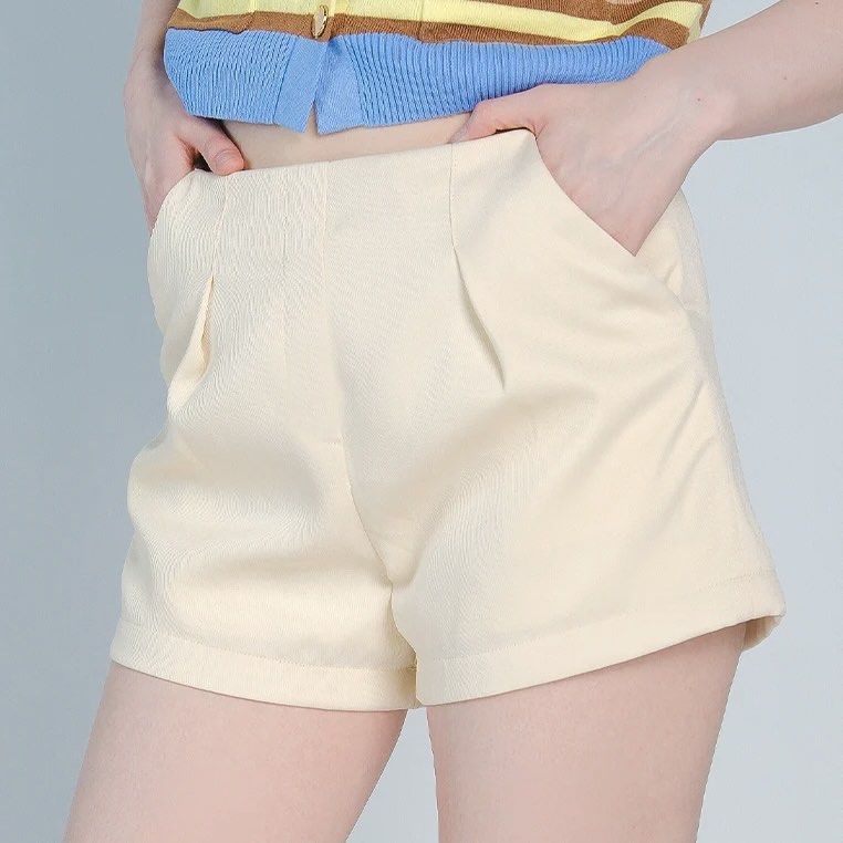 Plains And Prints Short (Category: Shorts) located in Cainta. Submitted by prelovedbymarj (Listing ID 1466399513, Image 1). Description: .