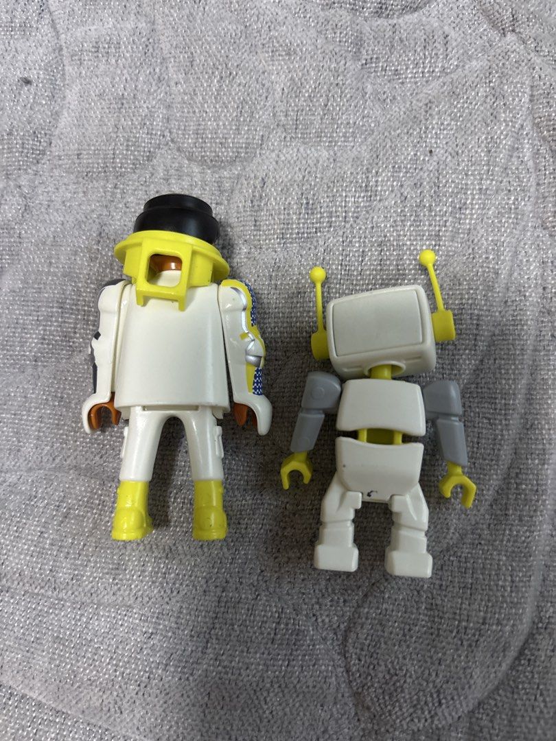 Playmobil Set: Astronaut and Robot (Category: Lego & Building Sets) located in Calamba. Submitted by cur8d (Listing ID 1466442373, Image 3). Description: .
