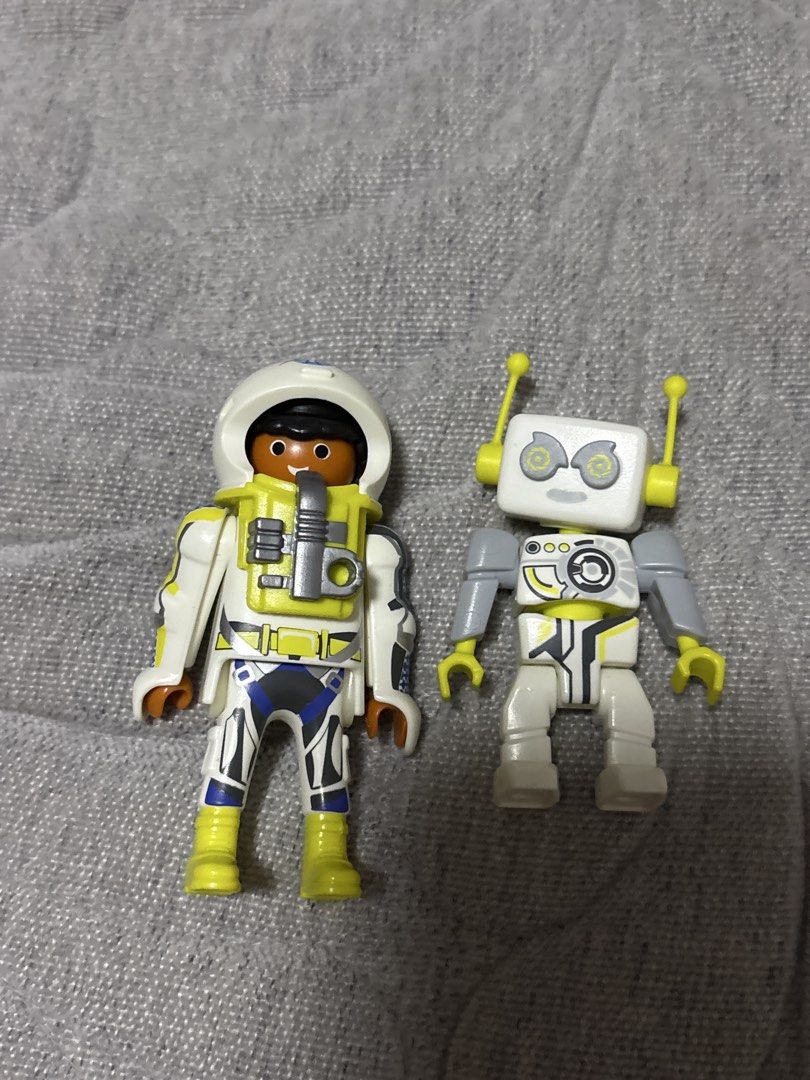Playmobil Set: Astronaut and Robot (Category: Lego & Building Sets) located in Calamba. Submitted by cur8d (Listing ID 1466442373, Image 1). Description: .