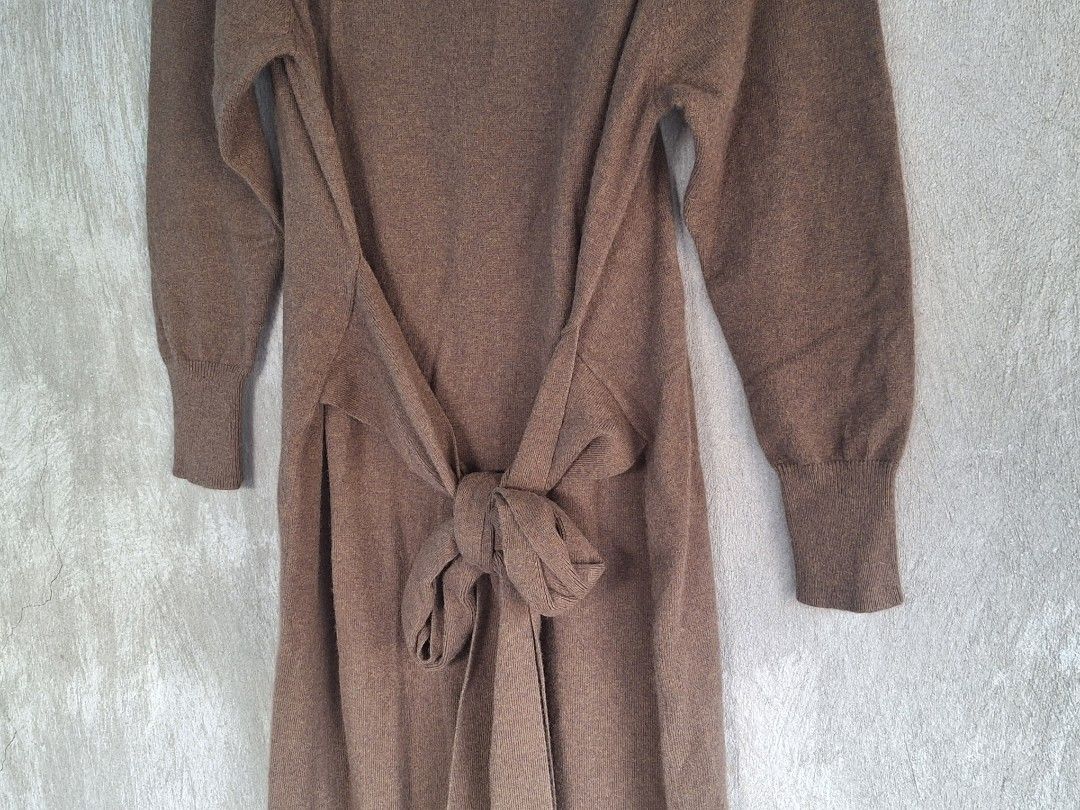 Polo Ralph Lauren / Cashmere Midi Dress ( Authentic ) (Category: Dresses) located in Cebu City. Submitted by thehiddengemsbykid (Listing ID 1466417618, Image 2). Description: POLO Ralph Lauren Cashmere Midi Dress With Belt Size : Medium Width - 20 Length - 56 Shoulder - 18 Sleeve Length - 20.5 Hem - 17 Brandnew w/ tags No issues Dont hesitate to message me about the item. 10,000 + Sf Thank you....