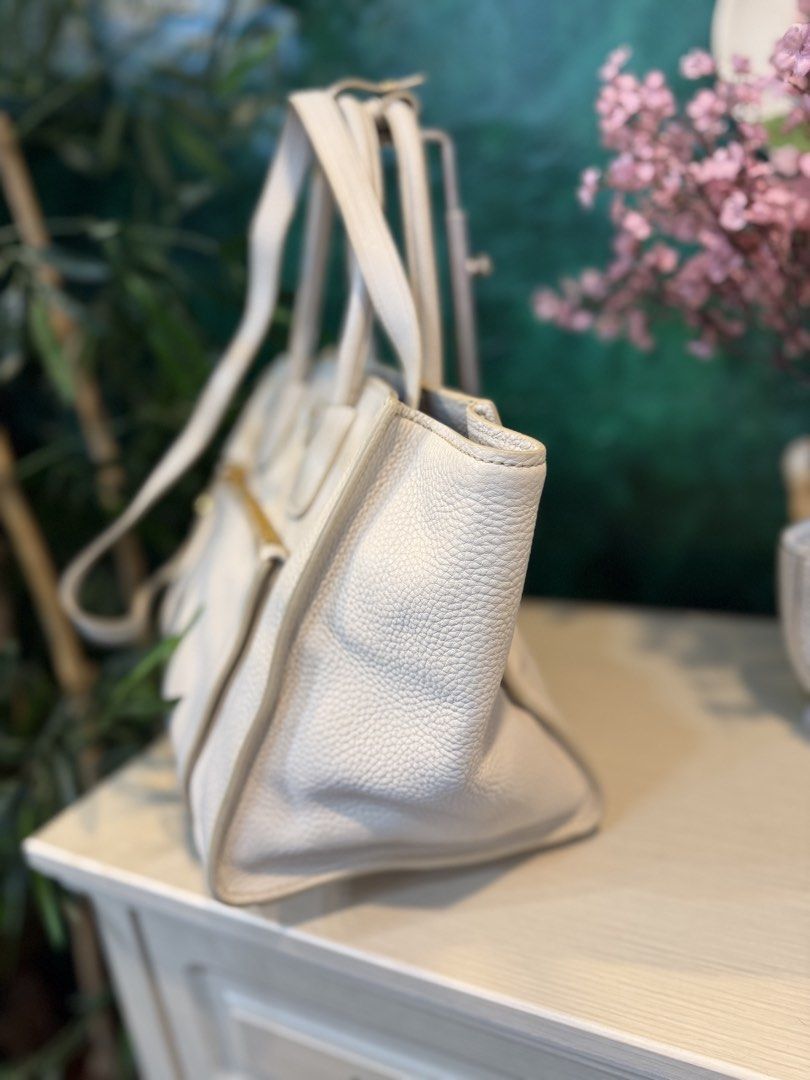 Prada Big Bag Two way (Category: Luxury Bags & Wallets) located in Quezon City. Submitted by fivethousandlilies (Listing ID 1466416715, Image 2). Description: Guaranteed authentic Rank a+b like new Pm for more details .
