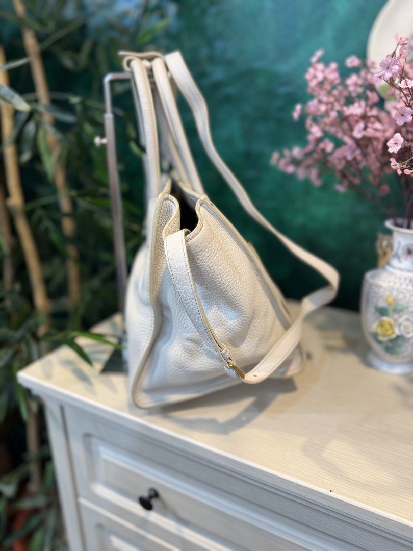 Prada Big Bag Two way (Category: Luxury Bags & Wallets) located in Quezon City. Submitted by fivethousandlilies (Listing ID 1466416715, Image 3). Description: Guaranteed authentic Rank a+b like new Pm for more details .