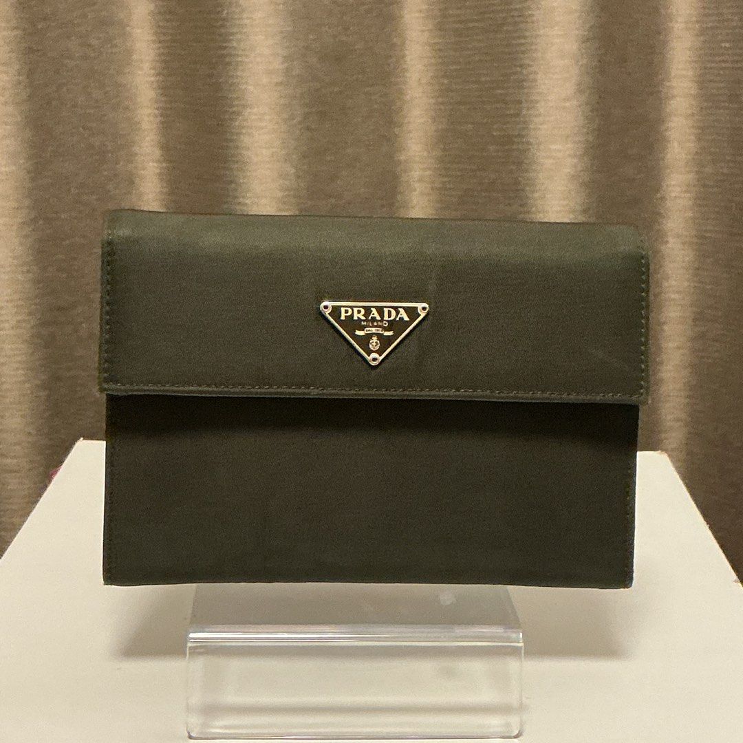 Prada compact wallet (Category: Luxury Bags & Wallets) located in Quezon City. Submitted by hintstreet (Listing ID 1465512615, Image 1). Description: Pwede lagyan ng passport.