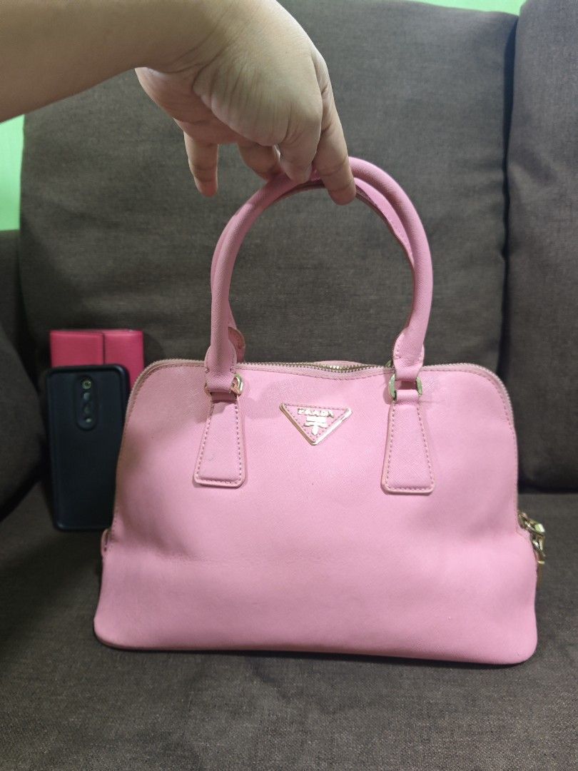 Prada handbag (Category: Luxury Bags & Wallets) located in Pili. Submitted by zaneombao03491 (Listing ID 1466386058, Image 1). Description: .