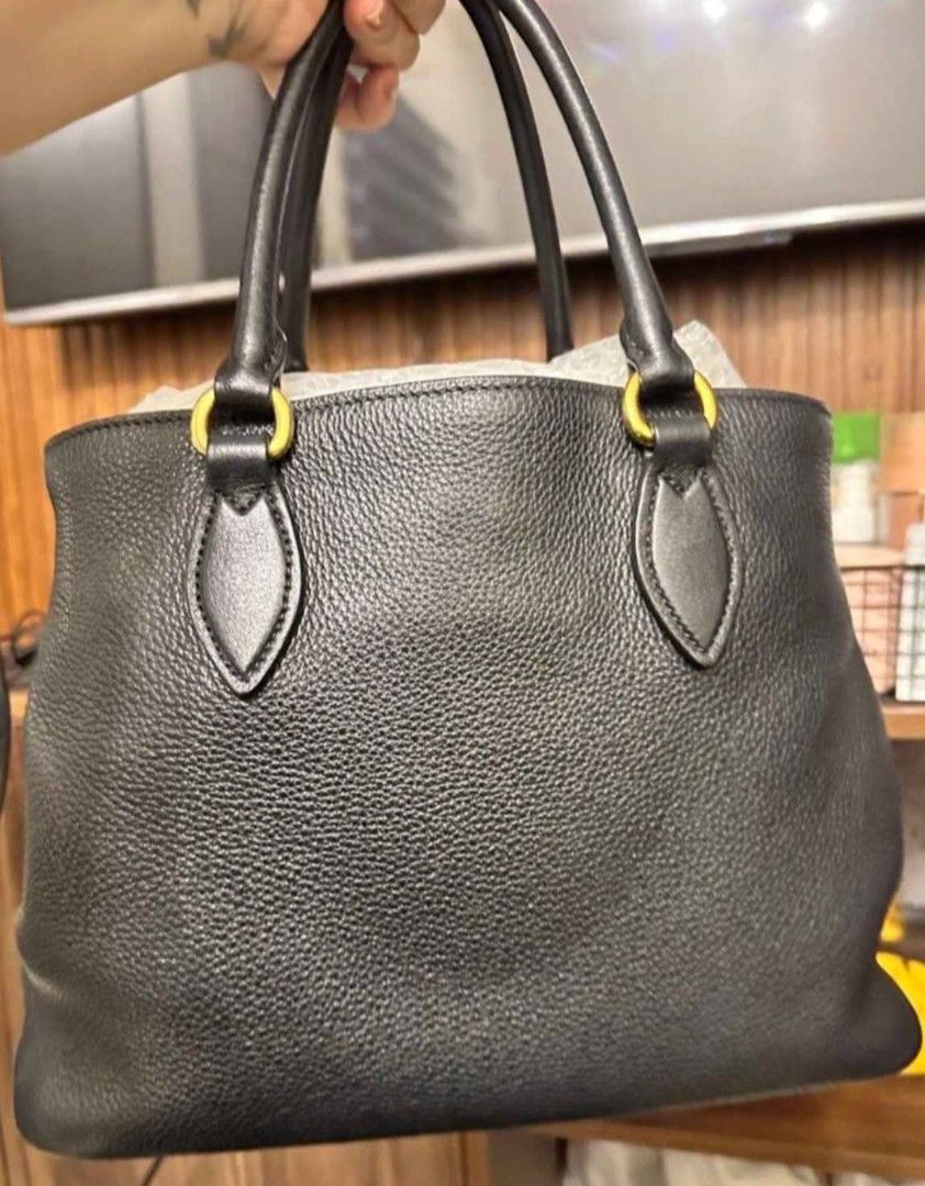 Prada Vitello Leather Tote Bag (Category: Luxury Bags & Wallets) located in Quezon City. Submitted by lindatorres (Listing ID 1466549303, Image 2). Description: - Authentic Prada tote bag inclusion Entrupy Certificate Prada Authenticity Card Provided Dustbag Strap Lalamove, meet up, or pick up Fairview Qc .