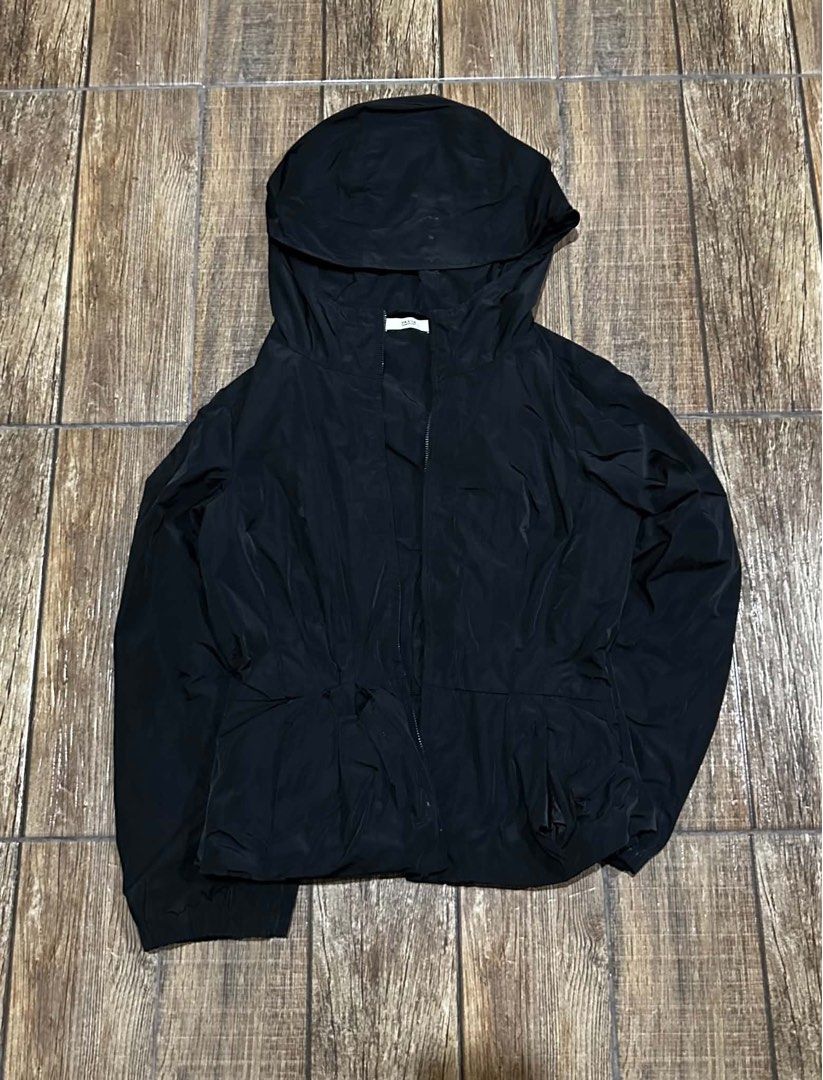 PRADA WINDBREAKER FOR WOMEN (Category: Coats, Jackets and Outerwear) located in Manila. Submitted by urban.vintage (Listing ID 1466455964, Image 1). Description: ISSUE: ZIPPER NOT FUNCTIONABLE (NEED WASH) MOP :GCASH (NO COD) SHIP VIA: LALAMOVE & J&T LOCATION: PASIG CITY LENGTH: 23-24 WIDTH :21-22 .
