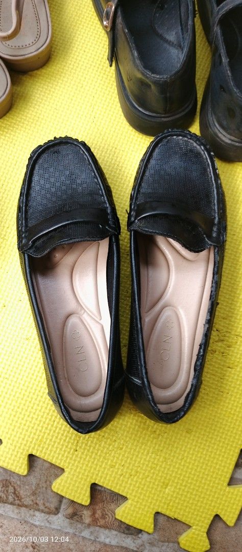 PRELOVED BUNDLE (Category: Flats & Sandals) located in Manila. Submitted by liraalcala63872 (Listing ID 1466506070, Image 3). Description: .