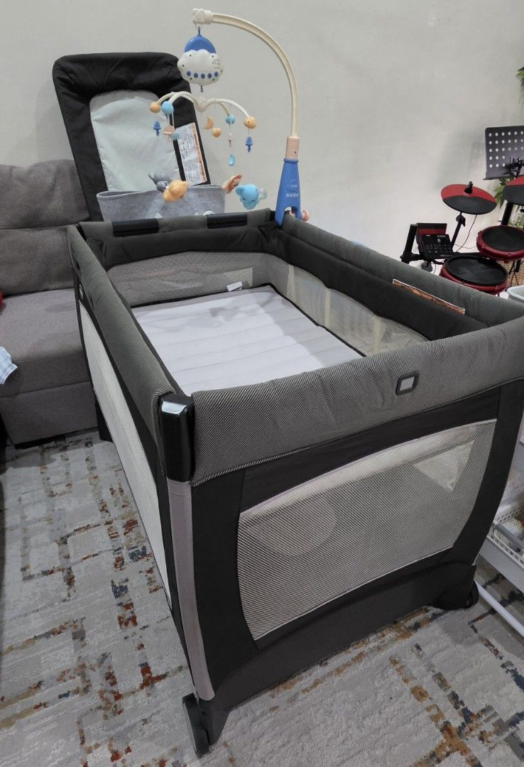 Preloved Chicco 4in1 Playard + Bassinet (Category: Cots & Cribs) located in Manila. Submitted by silverflower_69c7c9 (Listing ID 1466445199, Image 2). Description: Preloved Chicco 4in1 - Bassinet (infant) - Raised sleeping lounger (infant) - Playard (toddlers) - Changing Table Like new condition. RFS: hindi na nagagamit.