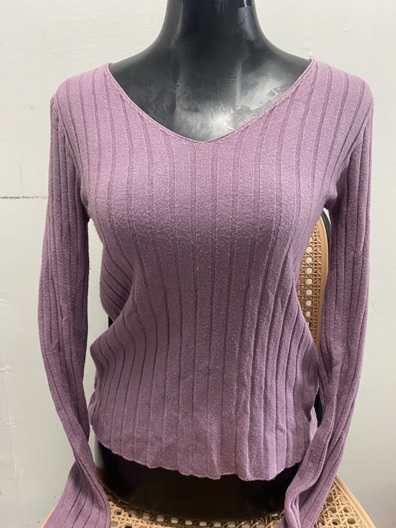 [Pre-loved] Knitted long sleeve (Category: Longsleeves) located in Quezon City. Submitted by len00013 (Listing ID 1466394160, Image 1). Description: Color: Purple No damage Good for Small to medium.