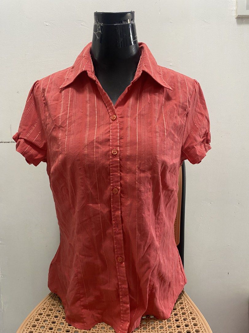 [Pre-loved] Red blouse (Category: Blouses) located in Quezon City. Submitted by len00013 (Listing ID 1466393067, Image 1). Description: No damage Good for small to medium size.