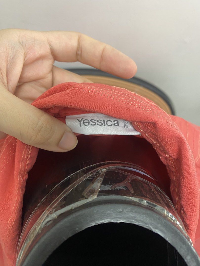 [Pre-loved] Red blouse (Category: Blouses) located in Quezon City. Submitted by len00013 (Listing ID 1466393067, Image 3). Description: No damage Good for small to medium size.