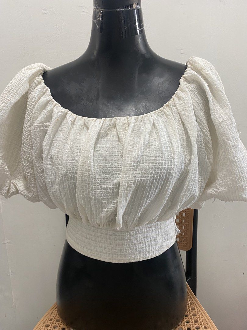 [Preloved] White top bubble blouse (Category: Shirts) located in Quezon City. Submitted by len00013 (Listing ID 1466392651, Image 2). Description: White Size: S-M No damage.