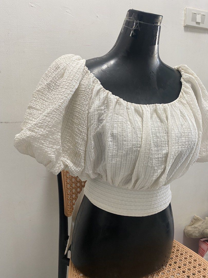 [Preloved] White top bubble blouse (Category: Shirts) located in Quezon City. Submitted by len00013 (Listing ID 1466392651, Image 3). Description: White Size: S-M No damage.
