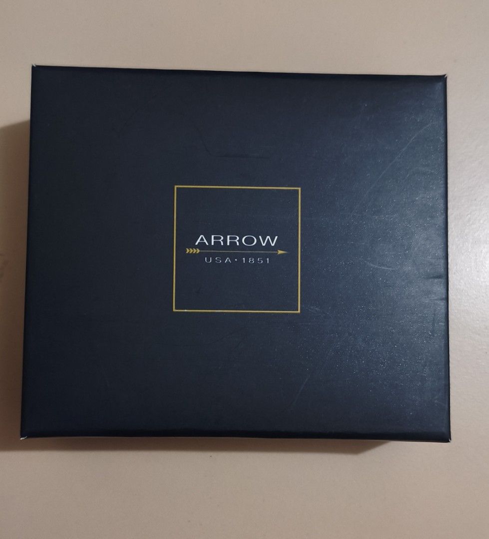 Premium Arrow Handkerchief w/box (Category: Handkerchief & Pocket Squares) located in Pasig City. Submitted by blue.chic02 (Listing ID 1466360048, Image 2). Description: ✅Brandnew, no damage! With box ✅Perfect pang regalo ✅High quality ang tela ✅Php 300 only each box, 3pcs per box. Original price: P349.75 ✅Shipping via lalamove or J&T express ✅Non-COD, payment first (Pay kapag may rider na, ako po ang magbubook just give me ur exact address info 