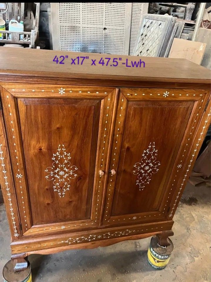 Pre-war Comoda restored pure narra (Category: Shelves, Cabinets & Racks) located in Manila. Submitted by carmelites36250 (Listing ID 1466418418, Image 1). Description: Pre-war Comoda Ilocos 20❤❤❤ Fully refurbish ✅ Restored 💯% Solid Pure narra wood 🎯❤❤ Finish Varnish Deliver ✅✅✅ Pm me Only ☎☎☎☎ Price--25, 000 #forsale #narrafurniture.