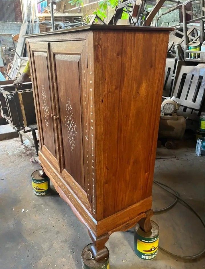 Pre-war Comoda restored pure narra (Category: Shelves, Cabinets & Racks) located in Manila. Submitted by carmelites36250 (Listing ID 1466418418, Image 3). Description: Pre-war Comoda Ilocos 20❤❤❤ Fully refurbish ✅ Restored 💯% Solid Pure narra wood 🎯❤❤ Finish Varnish Deliver ✅✅✅ Pm me Only ☎☎☎☎ Price--25, 000 #forsale #narrafurniture.