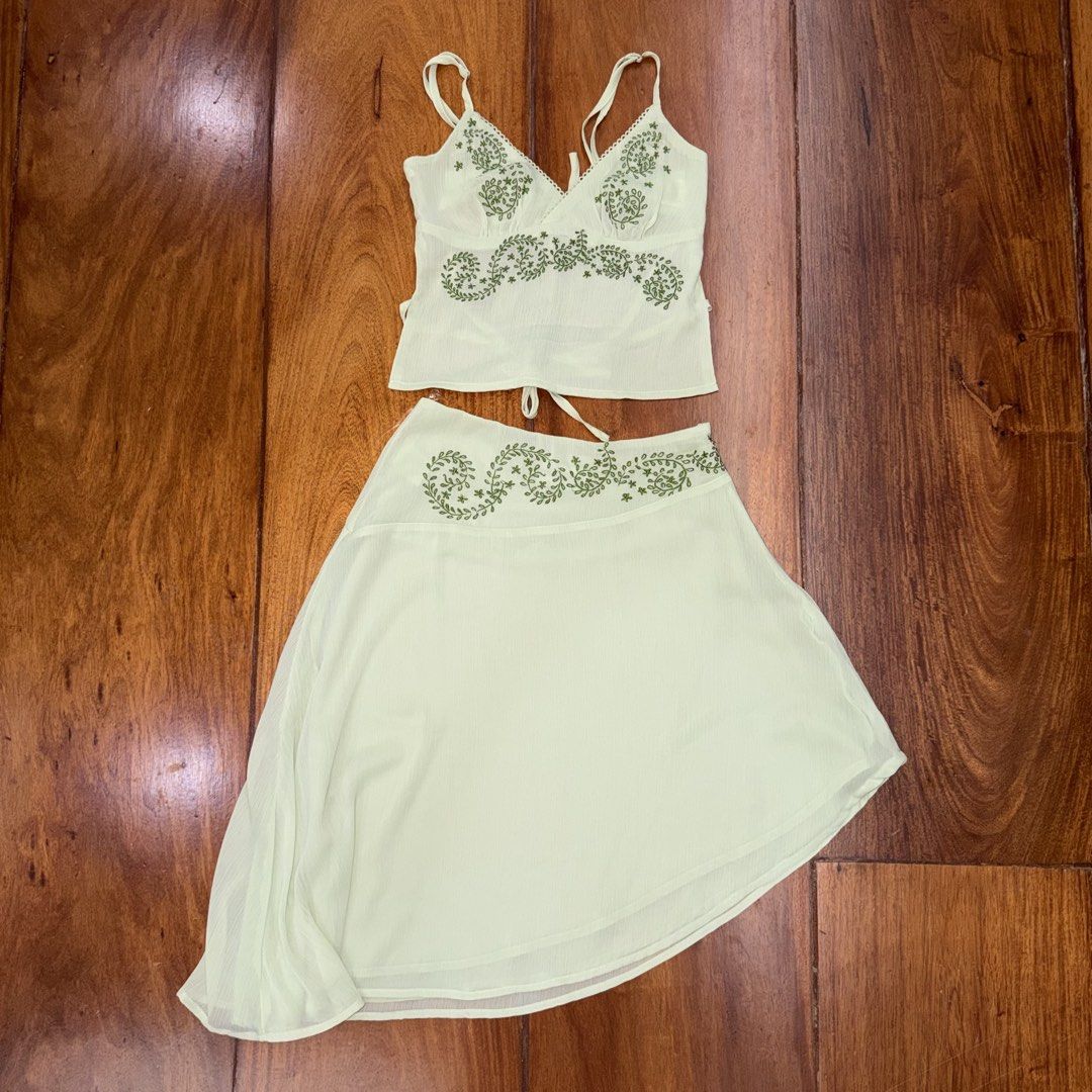 Princess Polly Set (Category: Sets or Coordinates) located in Muntinlupa City. Submitted by myrandomthingz (Listing ID 1466496171, Image 1). Description: Back of the Top is backless, tie top.