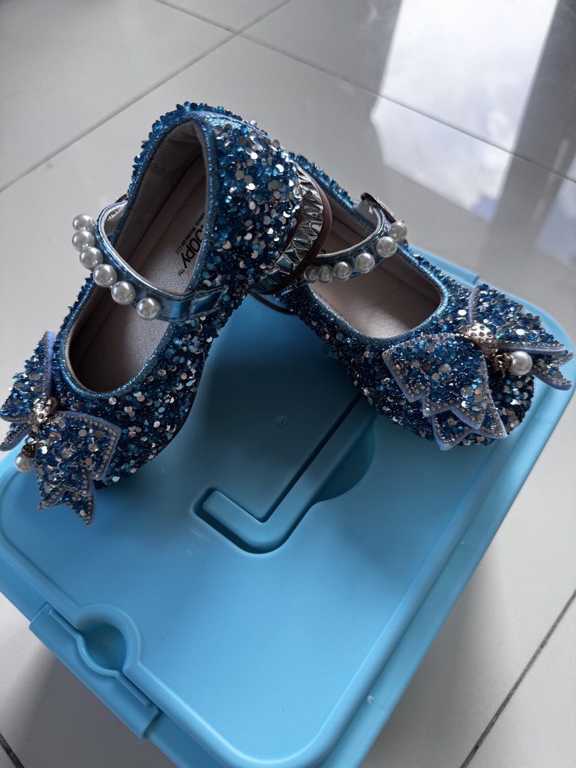 princess shoes (Category: Babies & Kids Fashion) located in Makati City. Submitted by daisymama777 (Listing ID 1466366570, Image 1). Description: Brand new princess shoes just like Lisa‘s—super sparkly! size 26，Suitable for girls aged 3–4 with a foot length of approximately 15 cm..