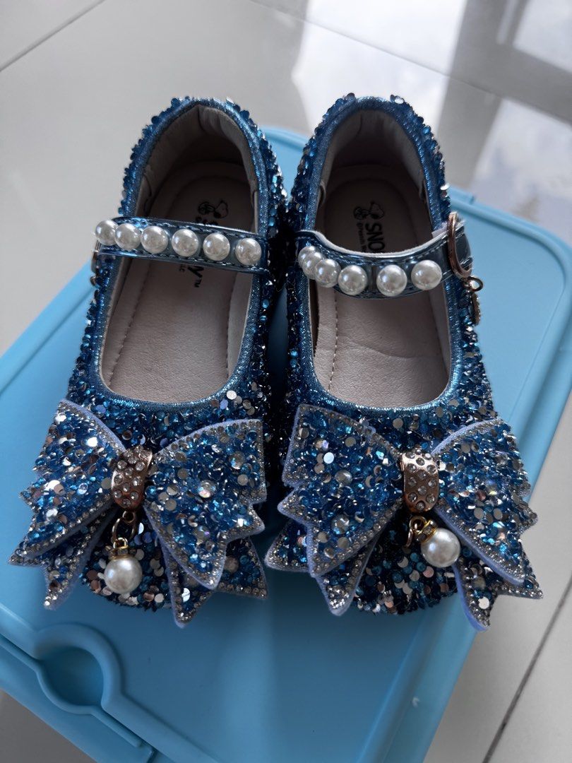 princess shoes (Category: Babies & Kids Fashion) located in Makati City. Submitted by daisymama777 (Listing ID 1466366570, Image 2). Description: Brand new princess shoes just like Lisa‘s—super sparkly! size 26，Suitable for girls aged 3–4 with a foot length of approximately 15 cm..