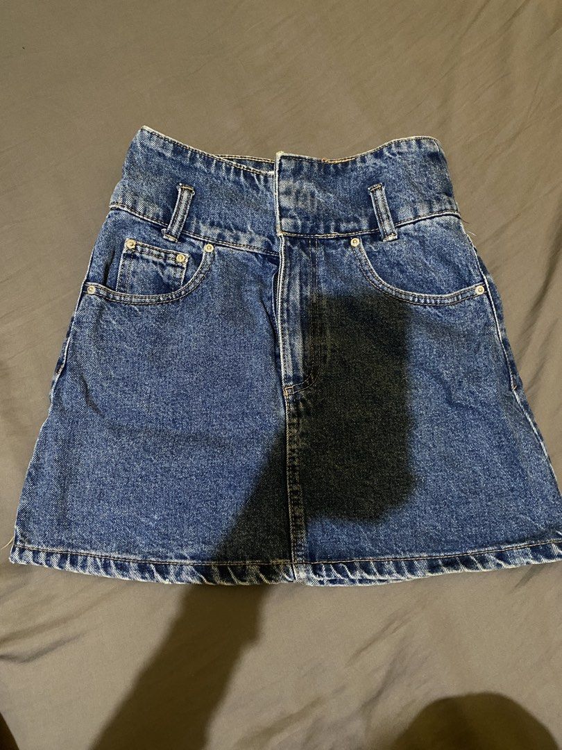 Pull&Bear Denim Skirt Size S 26 (Category: Skirts) located in Abucay. Submitted by mawimawmaw (Listing ID 1466432085, Image 1). Description: .