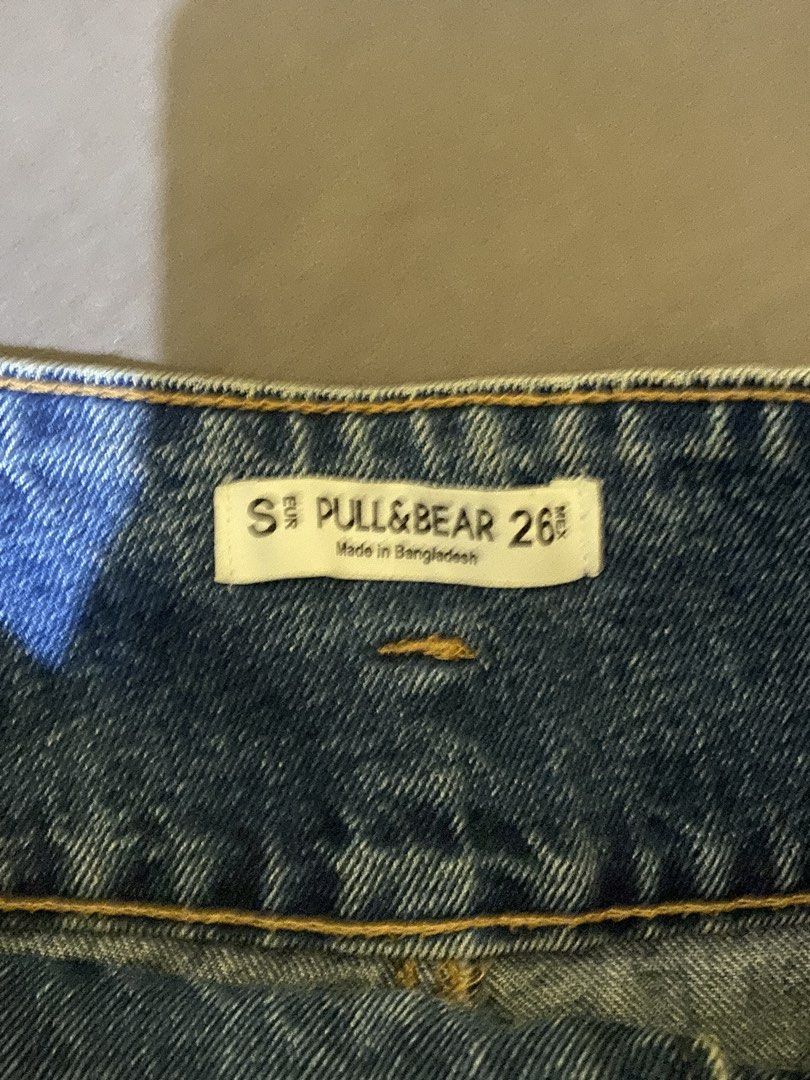 Pull&Bear Denim Skirt Size S 26 (Category: Skirts) located in Abucay. Submitted by mawimawmaw (Listing ID 1466432085, Image 2). Description: .