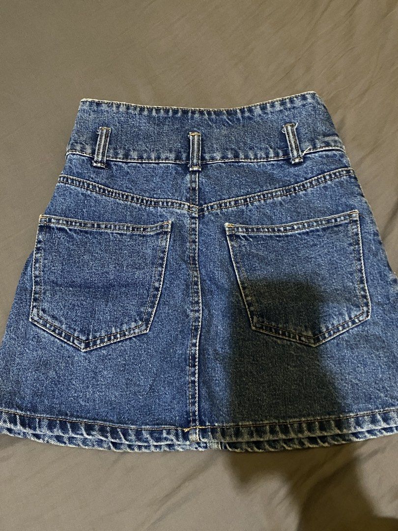 Pull&Bear Denim Skirt Size S 26 (Category: Skirts) located in Abucay. Submitted by mawimawmaw (Listing ID 1466432085, Image 3). Description: .