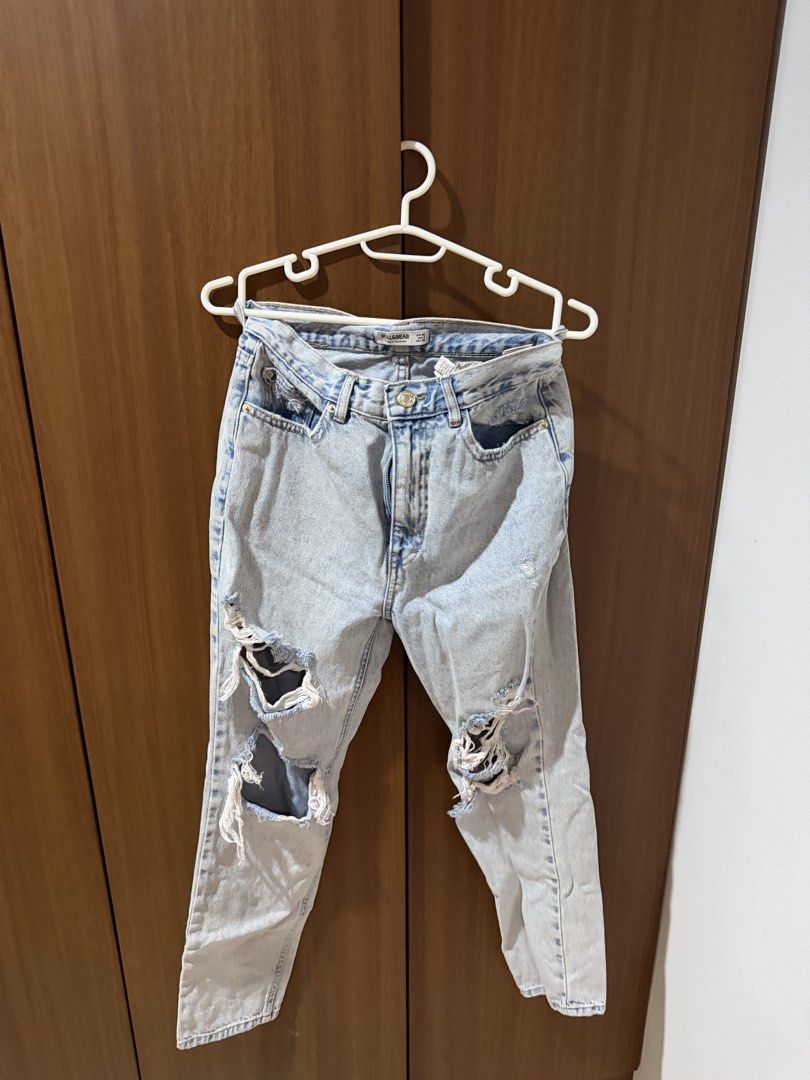 Pull&Bear Light Wash Distressed Ripped Denim Jeans (Category: Jeans) located in Cebu City. Submitted by prelovedbymecebu (Listing ID 1466336969, Image 1). Description: - Brand: Pull&Bear - Wash: Light blue with heavy knee distress and frayed edges - Fit: Slim fit, high-waisted - Details: Button fly, belt loops, classic five-pocket design - Condition: Great casual piece for daily streetwear.