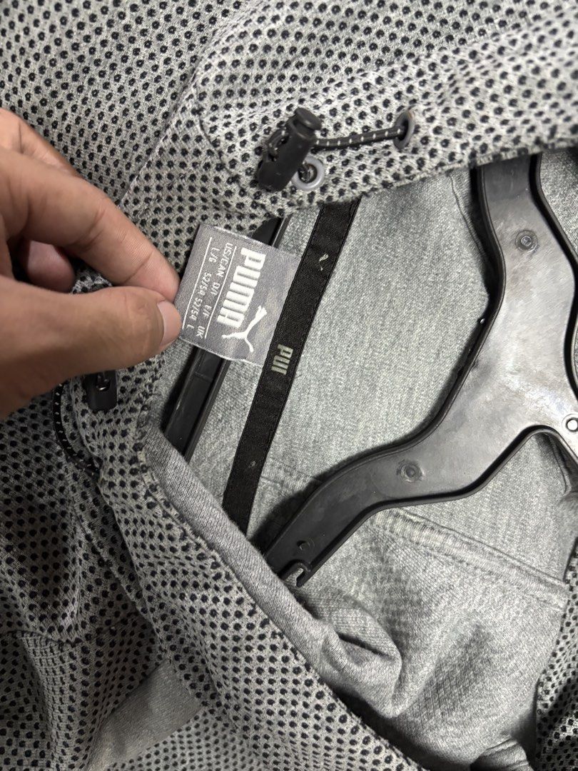 PUMA hoodie jacket (Category: Coats, Jackets and Outerwear) located in Pila. Submitted by isabelasthriftclothes (Listing ID 1466492617, Image 2). Description: .