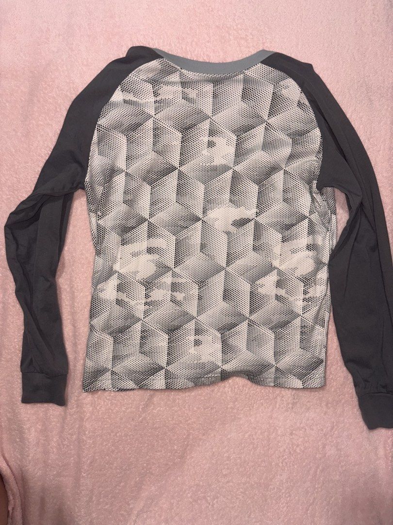 Puma kids long-sleeve (Category: Babies & Kids Fashion) located in Quezon City. Submitted by closettreasure123 (Listing ID 1466468572, Image 2). Description: 9-10yrs odld There’s a small bleach stain on the hand part. .