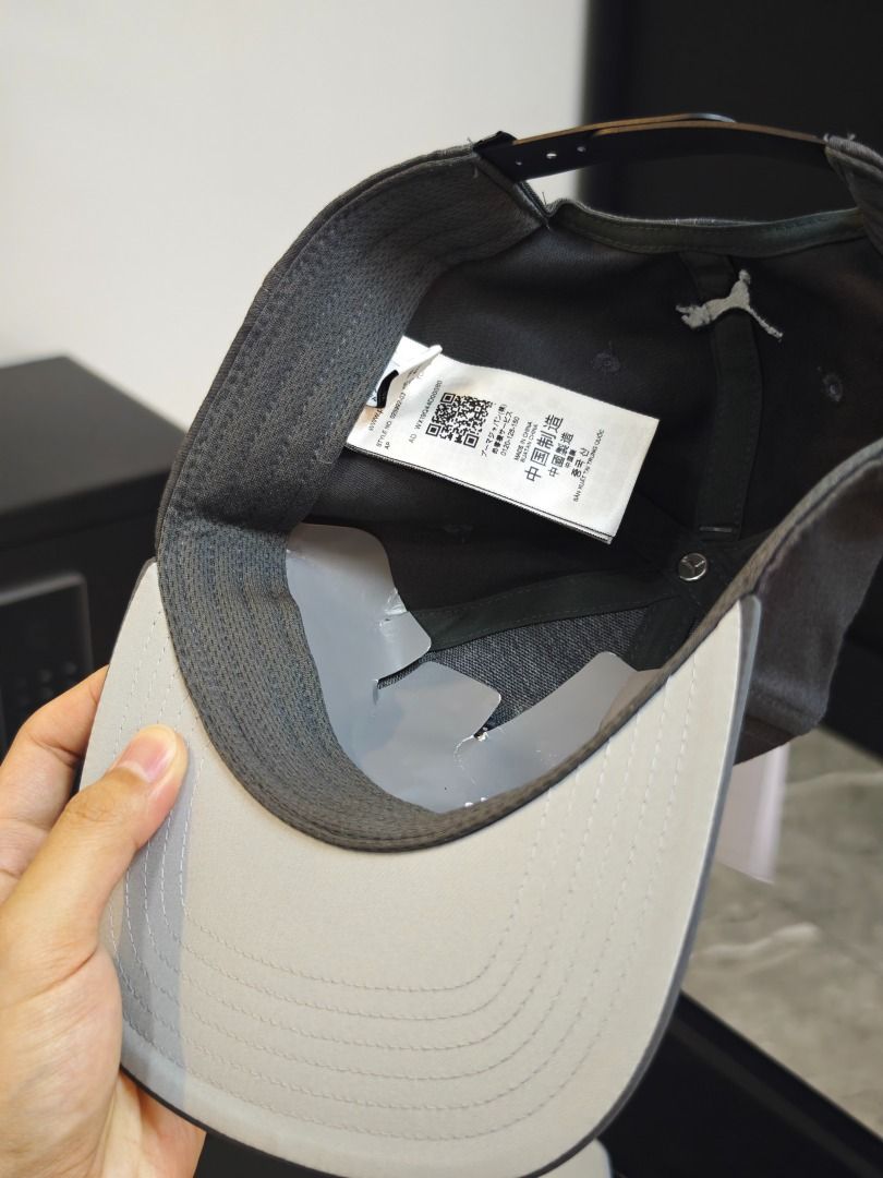 Puma Logo Flat Brim Cap Dusky Gray (Category: Caps & Hats) located in San Pablo. Submitted by allfashionandtech (Listing ID 1466348773, Image 3). Description: SRP: 1300 ❌ Now: 700 ✅ Condition: 10/10 Brand New RFS: Decluttering. Shipping: Add 50 only! Mode of payment: GCash, Maribank, PNB Courier: J&T Meetups: SM San Pablo, San Pablo City Plaza, Shakeys Maharlika Highway - Brand new with tags (BNWT), never worn - Authentic gray Puma snapback cap -
