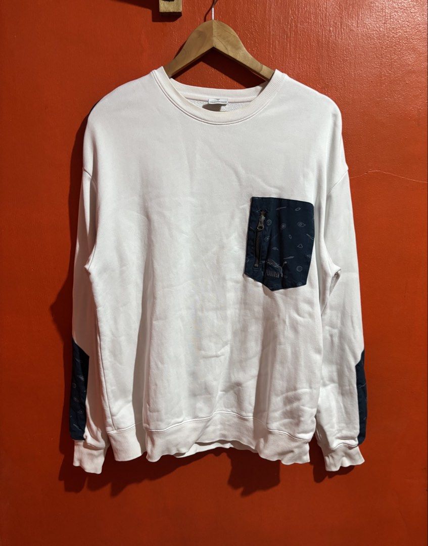 Puma White and Navy Sweatshirt Size XL (Category: Coats, Jackets and Outerwear) located in Naga. Submitted by ajrc.shop (Listing ID 1466475322, Image 1). Description: Puma Bandana Crewneck Zipper Pocket ✅Size: XL ✅Width: 22 ✅Length: 28 ✅Color Rate: 9.8/10 ✅Issue: None ✅Need Wash ✅Location: Bicol Naga City, Camarines Sur ✅Courier: J&T Express/Flash Express ✅MOP: Gcash only.