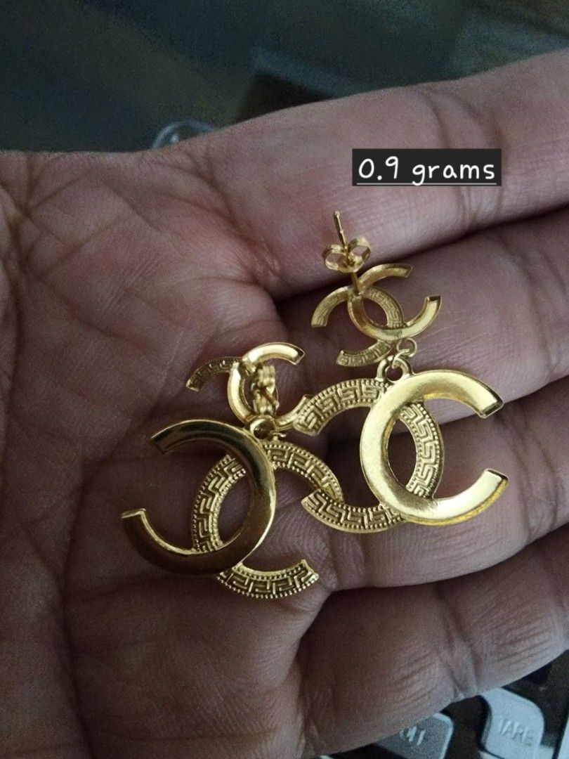 Pure 18k gold earrings (chanel) (Category: Earrings) located in Manila. Submitted by chrinathalie (Listing ID 1466367484, Image 2). Description: Nasasanla pure gold malaki sya pero lightweight (0.9g).