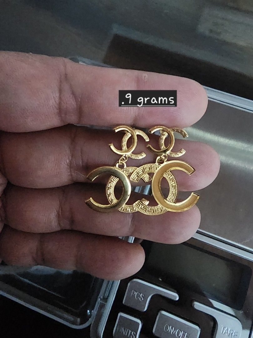 Pure 18k gold earrings (chanel) (Category: Earrings) located in Manila. Submitted by chrinathalie (Listing ID 1466367484, Image 1). Description: Nasasanla pure gold malaki sya pero lightweight (0.9g).