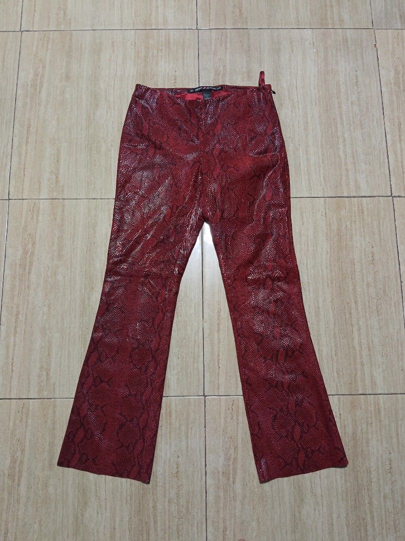 Python Leather Pants (Category: Other Bottoms) located in Glan. Submitted by cpaharodde48008 (Listing ID 1466507852, Image 1). Description: Python Leather DKNY Size 5 Width - 29 Length - 30.