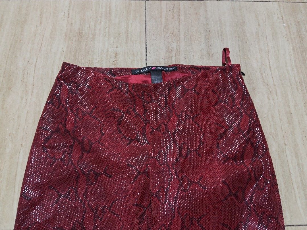 Python Leather Pants (Category: Other Bottoms) located in Glan. Submitted by cpaharodde48008 (Listing ID 1466507852, Image 3). Description: Python Leather DKNY Size 5 Width - 29 Length - 30.