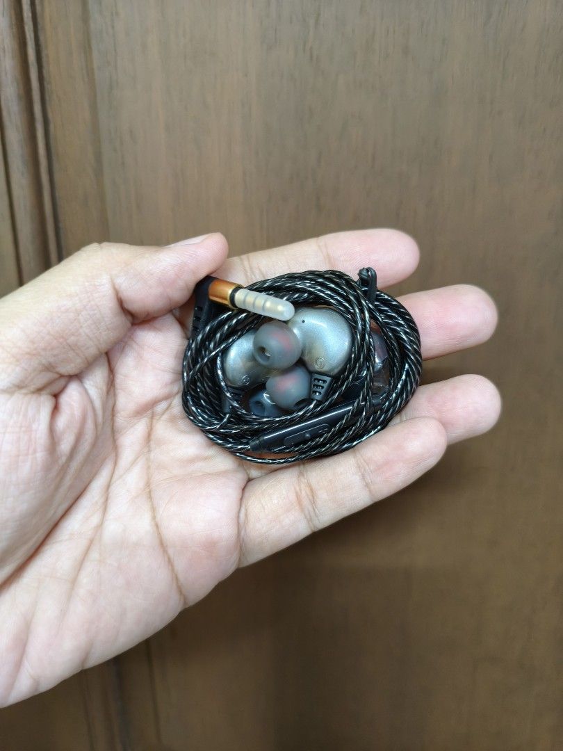 QKZ AK7 wired earphones (Category: Earphones) located in Quezon City. Submitted by unboxingtito (Listing ID 1466443181, Image 3). Description: Brand new and unused. 3.5mm cable included .